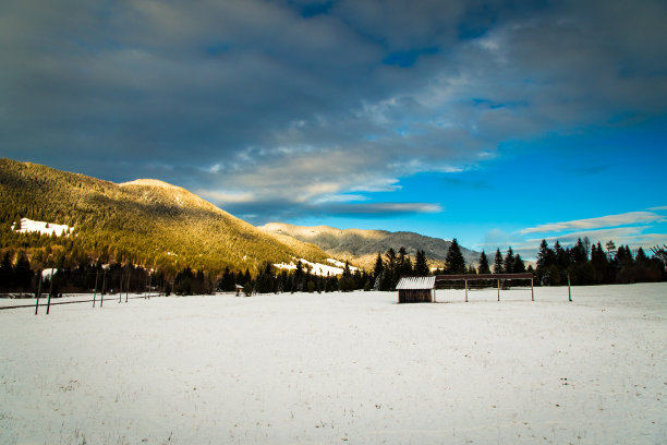 第一场雪后的日落图片下载
