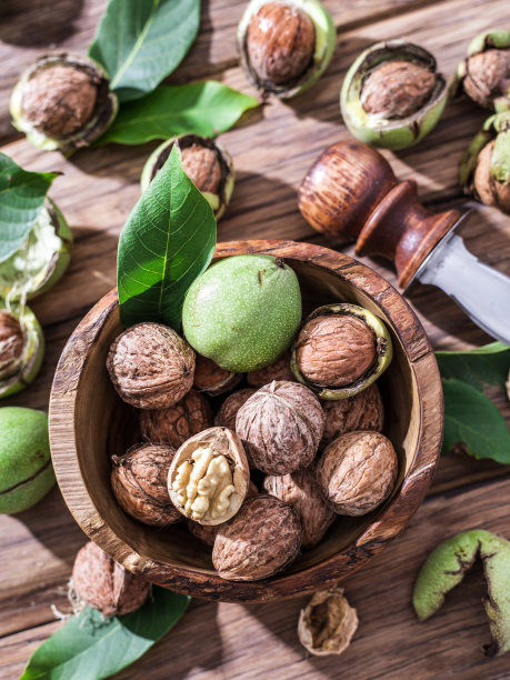 木碗里的核桃。图片下载