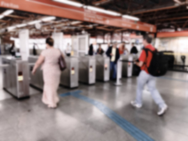 人们在地铁站里行走。图片下载