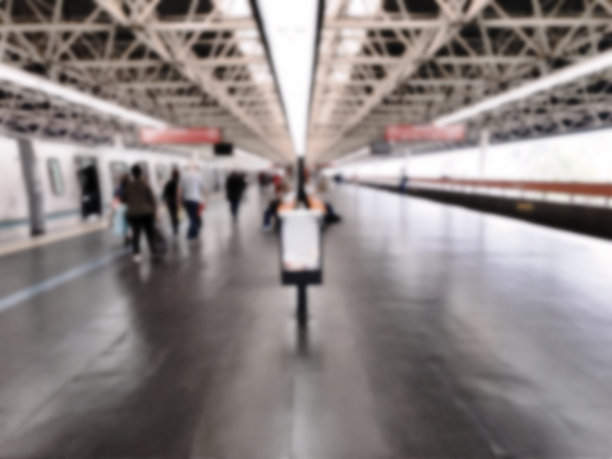 人们在地铁站里行走。图片下载