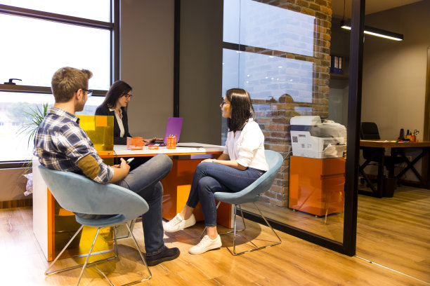 年轻夫妇在办公室里从美丽的商业女人那里得到建议图片下载