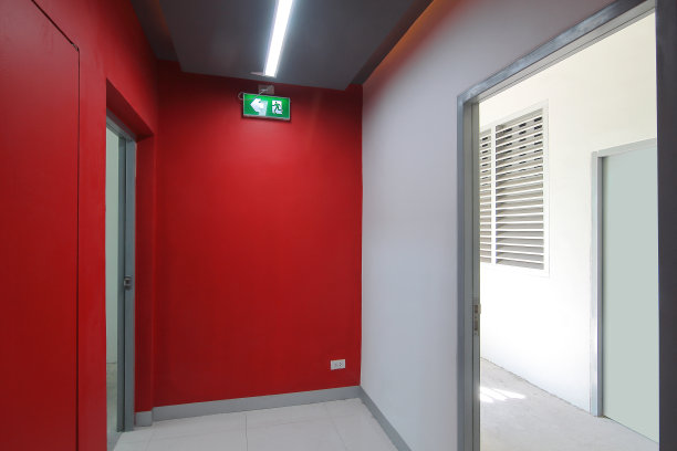 建筑物紧急出口带消防出口标志和消防逃生通道图片下载