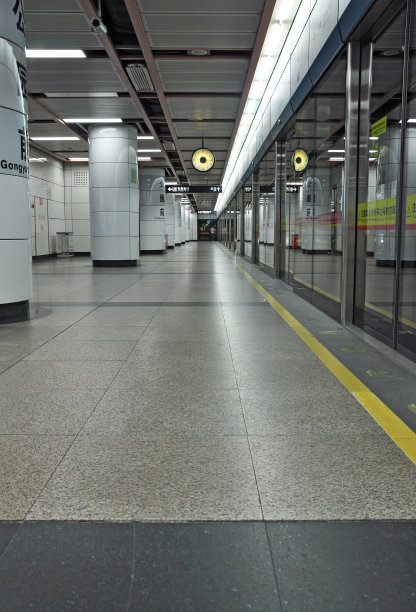 有方向的空地铁站台图片下载