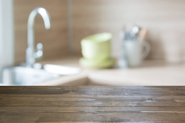 模糊的背景。现代厨房与桌面和空间为您。图片下载