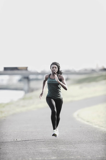 沿着河边晨跑图片下载