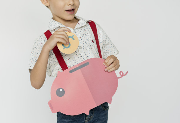 抱着小猪存钱罐的孩子图片下载