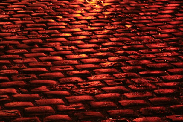 路面上用石块砌成的红灯图片下载