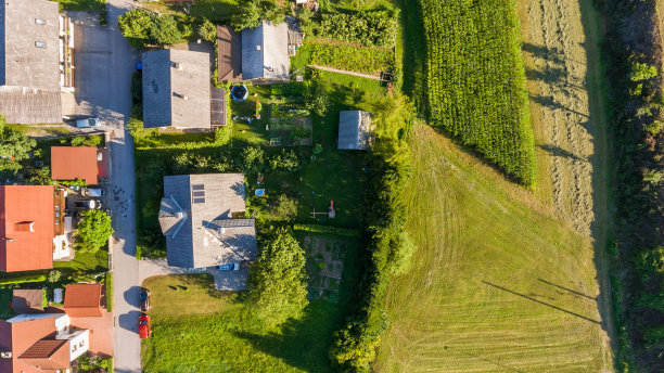 下拉视图的房子在农村环境。图片下载