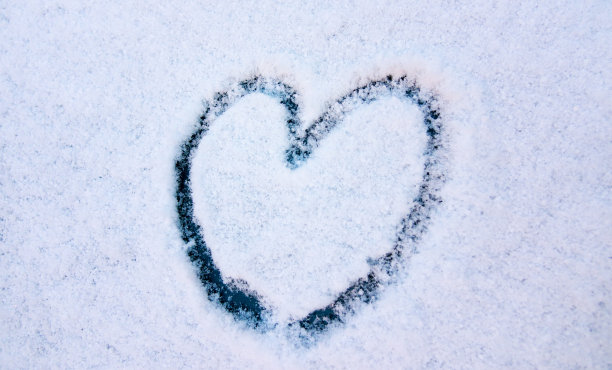 画在雪上的心标记图片下载
