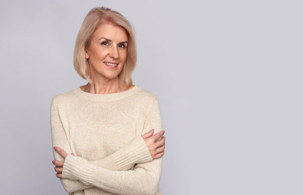 美丽的老妇人微笑着。孤立的图片下载