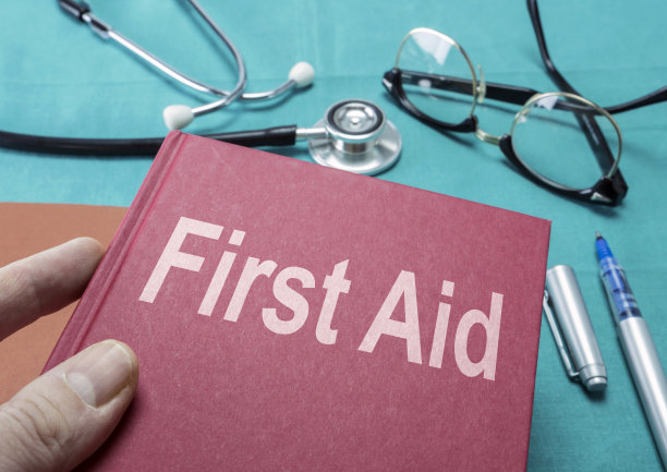 医院里，医生手里拿着一本急救医学手册图片下载