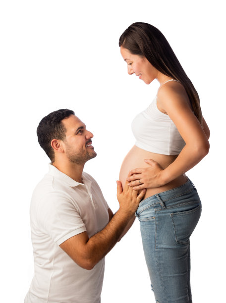 一个浪漫的拉丁男人跪在孕妇面前图片下载