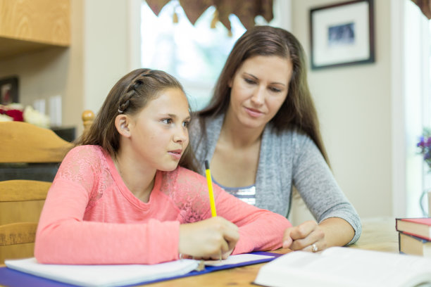 妈妈和女儿一起在餐桌上学习图片下载