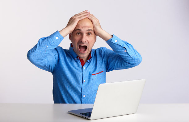 带着笔记本电脑的惊讶男人图片下载