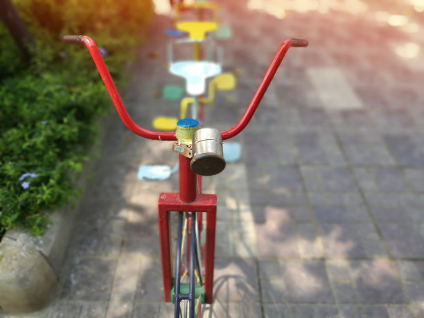 模糊的旧自行车供孩子们玩耍和锻炼图片下载