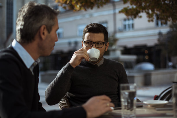 商人们正在喝咖啡休息图片下载