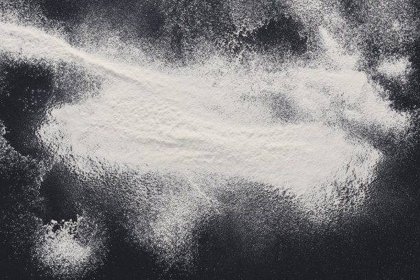烘焙概念以黑色为背景，洒上面粉与拷贝空间图片下载