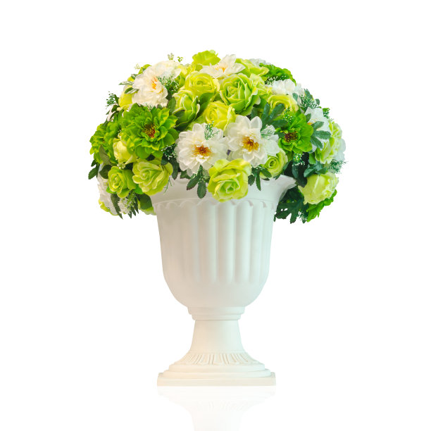 白色花瓶上的白色和绿色的人造花与工作路径隔离在白色的背景上图片下载