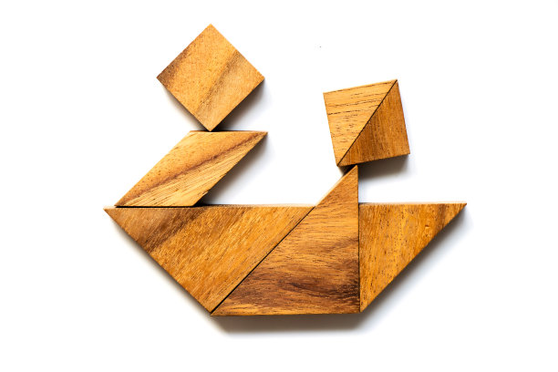 木制七巧板在船上与夫妇或朋友的形状在白色的背景图片下载