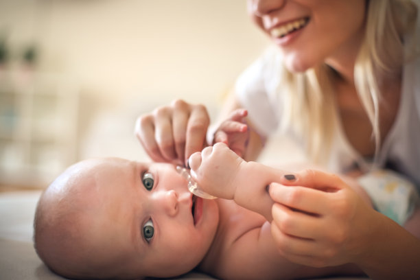 母亲和她的儿子在家。图片下载