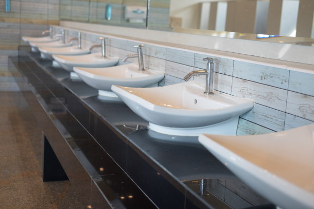 现代洗手盆白色陶瓷铬水龙头清洁器在公共厕所图片下载