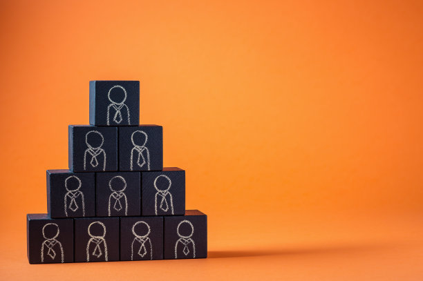 员工们用木方来代表。人力资源的经营理念。图片下载