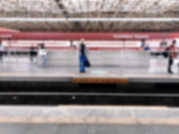 人们在地铁站里行走。图片下载