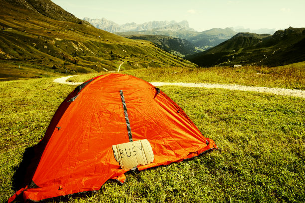 带有信息标志的露营帐篷图片下载