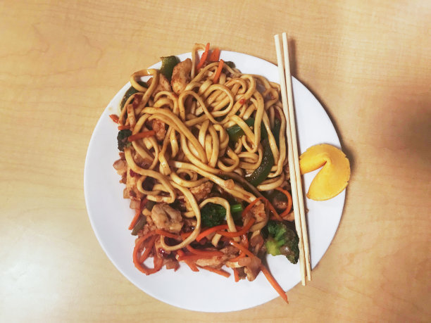 中午吃捞面和幸运饼干图片下载