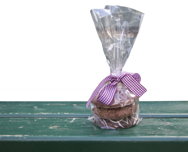 绿色木桌上放着带着粉色丝带的节日巧克力饼干图片下载