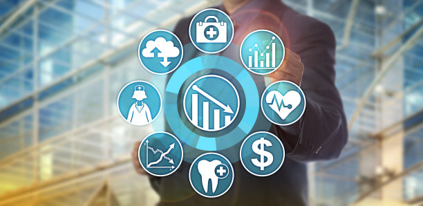 数据分析人员监视医疗保健成本降低图片下载