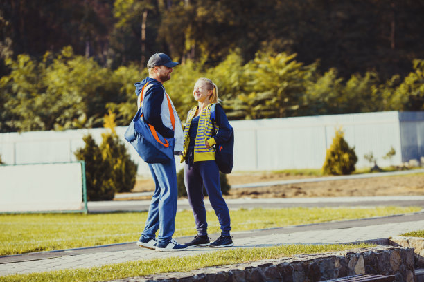 男孩和女孩在锻炼前交谈图片下载