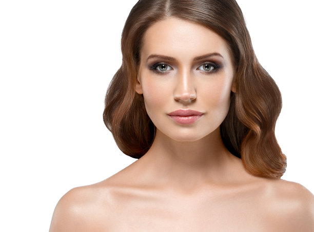 年轻女子美丽的皮肤和美丽的发型孤立在白色。图片下载