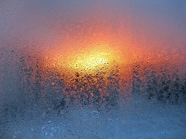 水滴和阳光洒在窗玻璃上图片下载