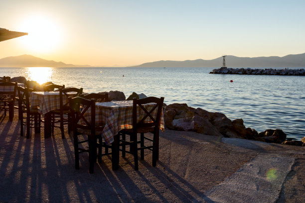 晚上在传统的希腊酒馆，餐厅在开阔的海边图片下载