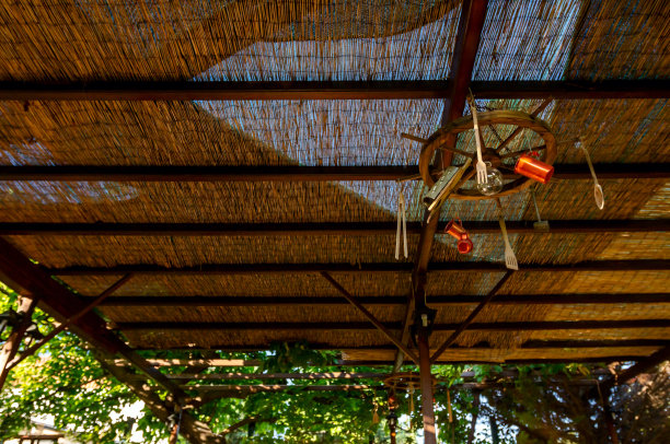 悬挂在天篷上的艺术设计，这是一个典型的户外希腊酒馆素材图片