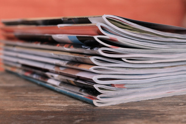 木桌上放着杂志图片下载