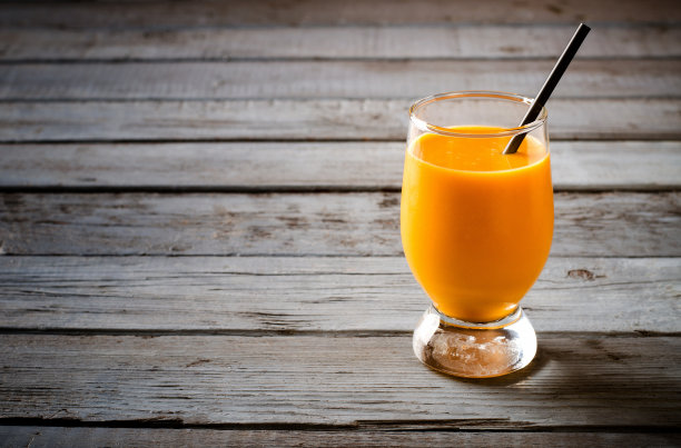 木桌上放着健康的香料南瓜奶昔图片下载