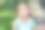 特写快乐的亚洲小女孩与棒棒糖。盯着她的脸。图片下载