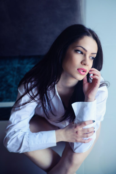 忧郁的年轻女人图片下载