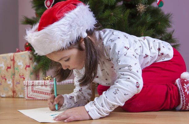 小女孩在准备圣诞老人的信。她画她想要的礼物图片下载