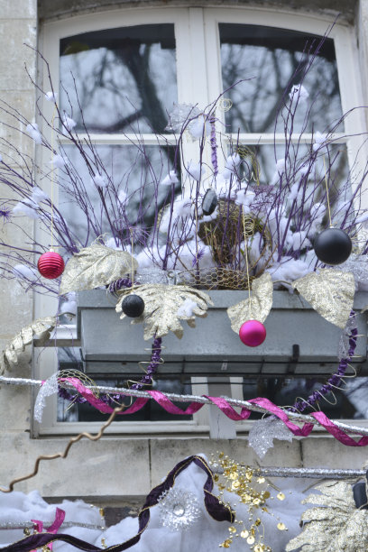 在法国，圣诞节装饰在窗户上图片下载
