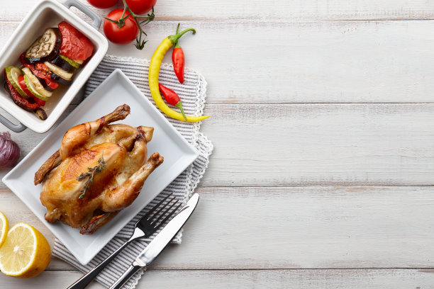 节日晚餐用的香料烤鸡图片下载