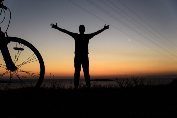 剪影男子举手图片下载