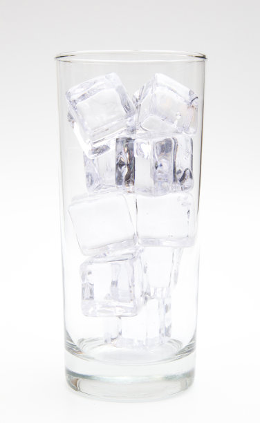 一杯准备好喝饮料的冰图片下载