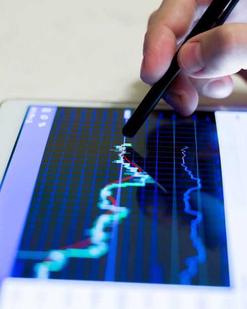 有证券交易所图表和报价的发光屏幕装置。金融和股票交易。增长和下降的速度。景深小。图片下载