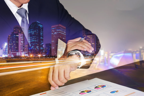 双重曝光的商人看时间，城市，城市和街道在晚上的约会和花时间的概念。图片下载