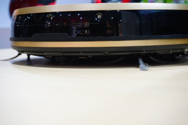 客厅里的机器人真空吸尘器素材图片