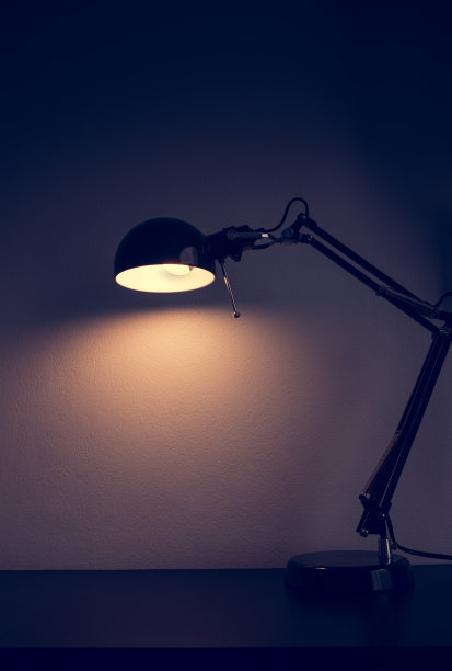 黑暗中，桌上放着灯图片下载