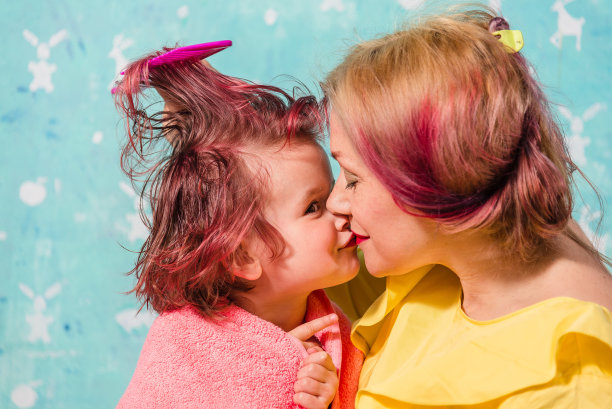 妈妈梳我的女儿。图片下载